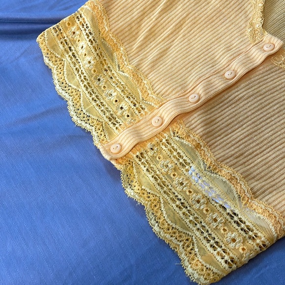 Urban Outfitters short sleeve yellow button down crop top with lace trim - Picture 3 of 7